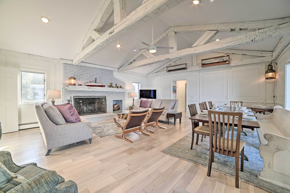 2 Living Areas Tennis Waterfront Suttons Bay Gem — 4-Star Luxury Hotel in Traverse City, United States