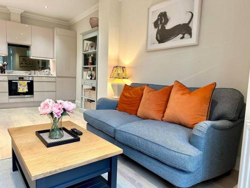 2 Bed Garden Apartment Piccadilly Line — 4-Star Luxury Hotel in London, United Kingdom
