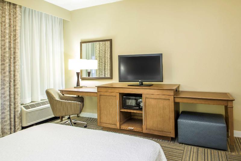 Hampton Inn Philadelphia International Airport - photo 18
