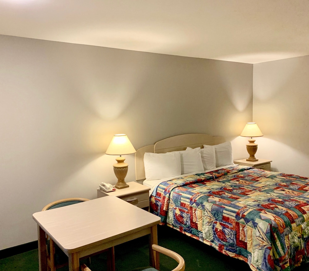 Key West Inn Childersburg - photo 9