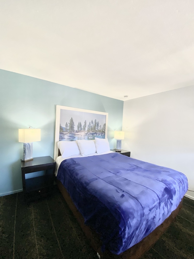Bluebird Day Inn & Suites - photo 8