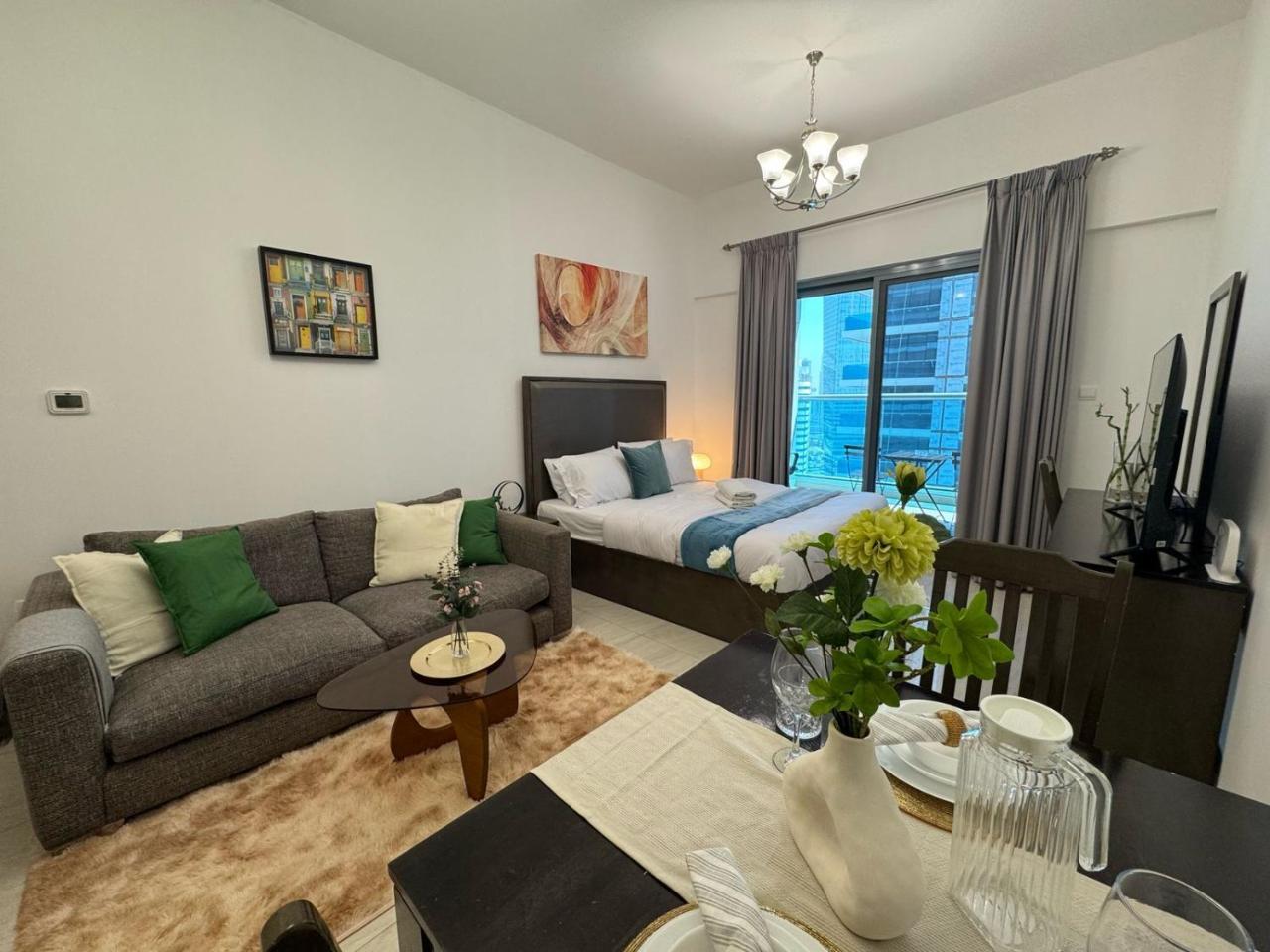 Chic Studio with Balcony a mins drive to Downtown — 4-Star Luxury Hotel in Dubai, United Arab Emirates