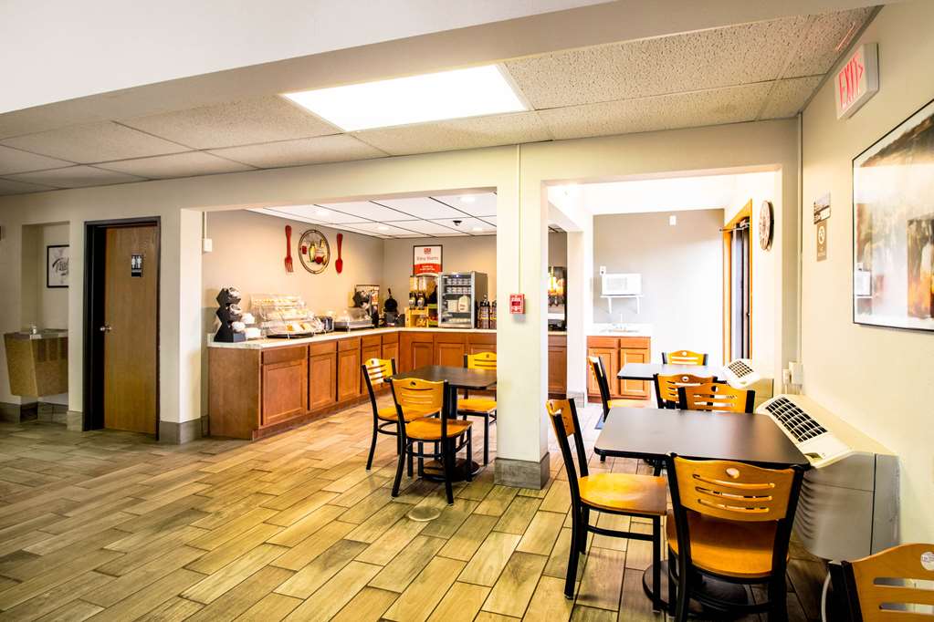 Econo Lodge Watertown - photo 27