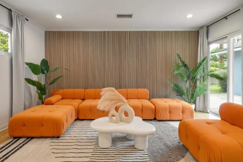 Trendy Getaway Hot Tub Putt Putt Games in Long Beach, United States