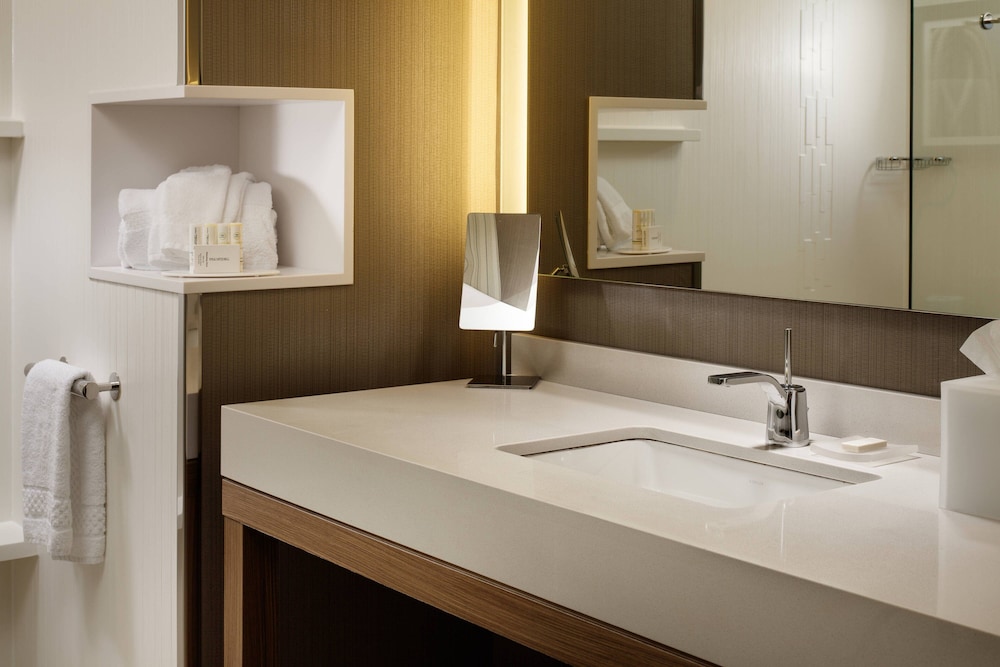 Courtyard by Marriott Erie Bayfront - photo 29