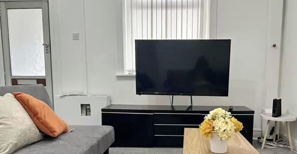 2 bed Sleeps 6 Free Parking — hotel in Ashton-Under-Lyne