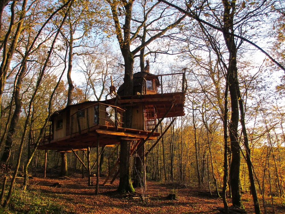 Cabanes du Bois Clair - carbon neutral hotel in Dampierre