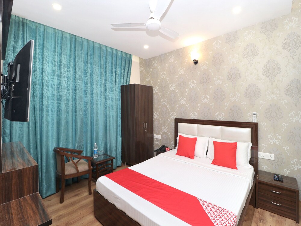 OYO 18476 Hotel Wisteria — hotel in Zirakpur
