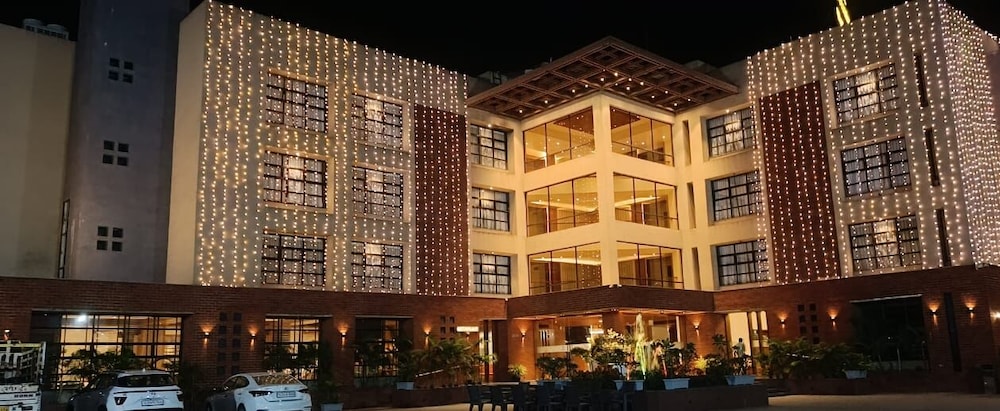 Hotel The Pramukh By Shivalaya Darshanam — Sinor