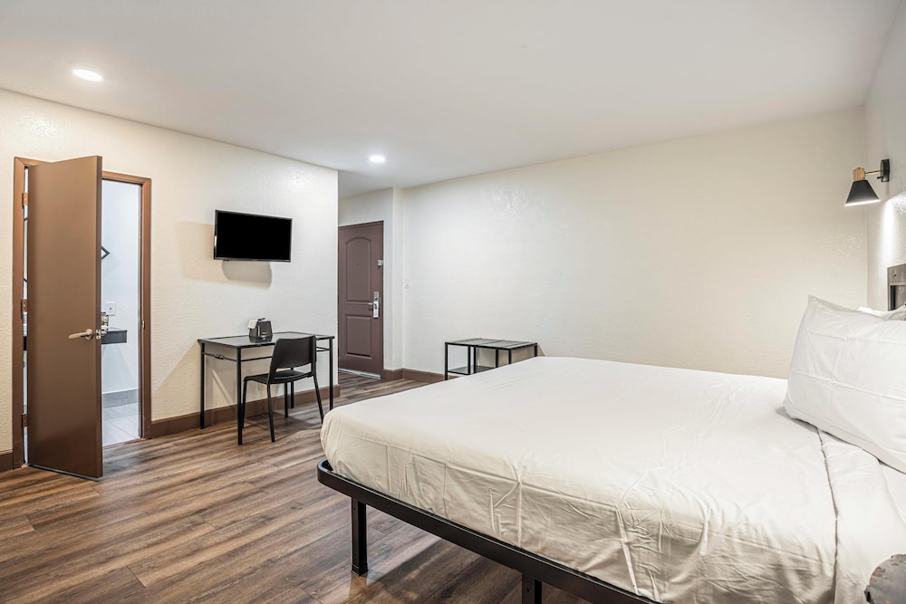 The Greens Hotel Stockton Blvd - photo 13