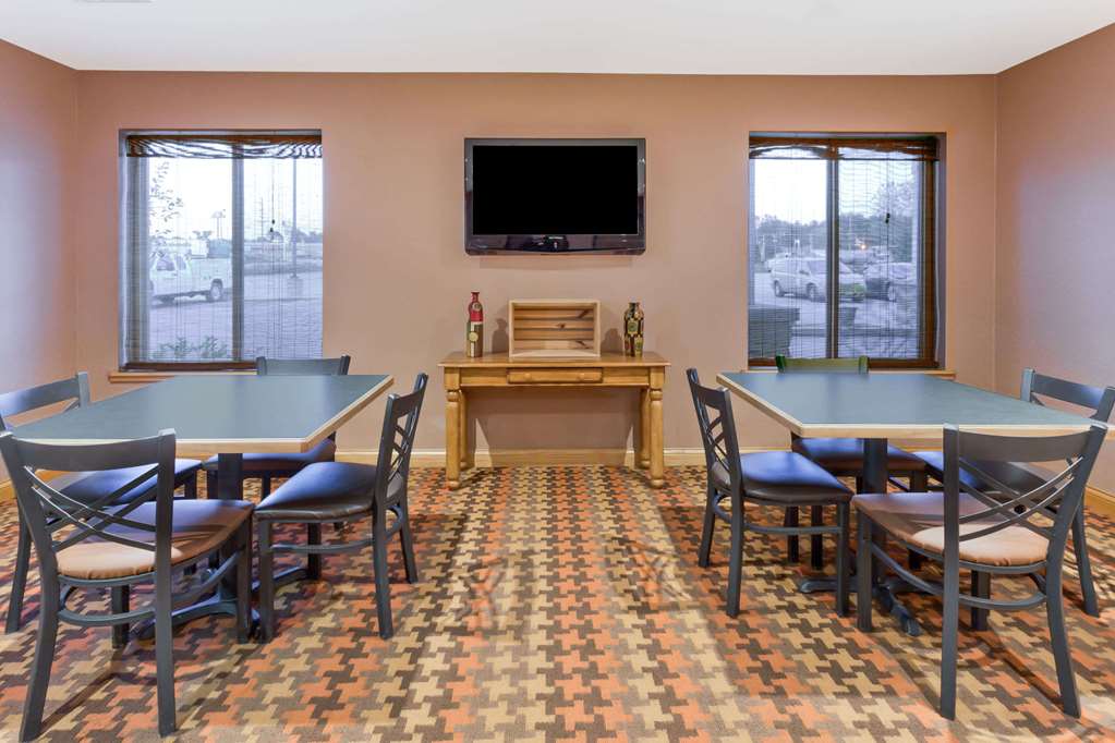 Super 8 by Wyndham Cloverdale - photo 3