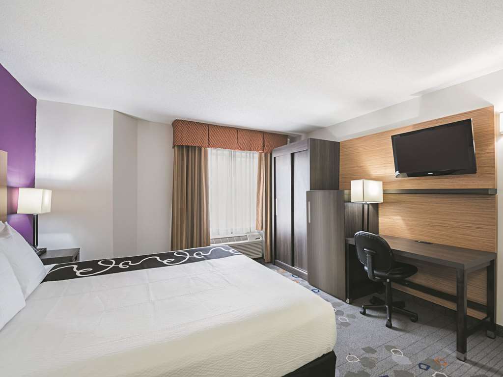 La Quinta Inn & Suites by Wyndham Minneapolis Northwest - photo 9