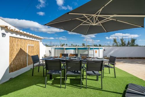 Host Wise Sunny Spacious House Terrace & Free Parking — 4-Star Luxury Hotel in Lagoa, Portugal