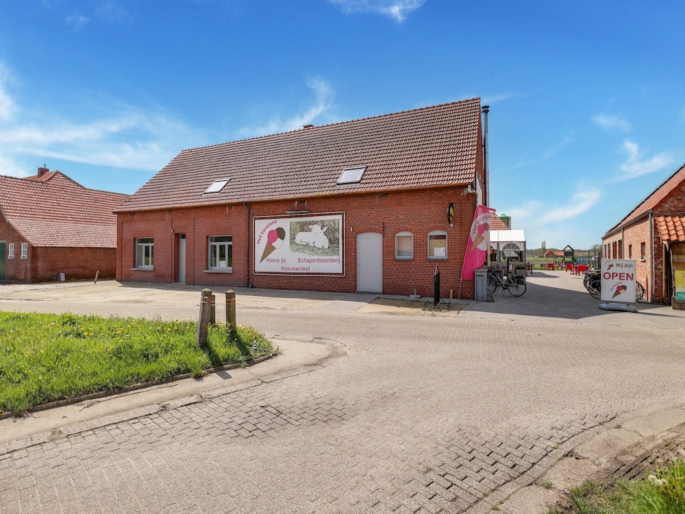 Cottage on Sheep Farm With Gelateria — 4-Star Luxury Hotel in Merksplas, Belgium