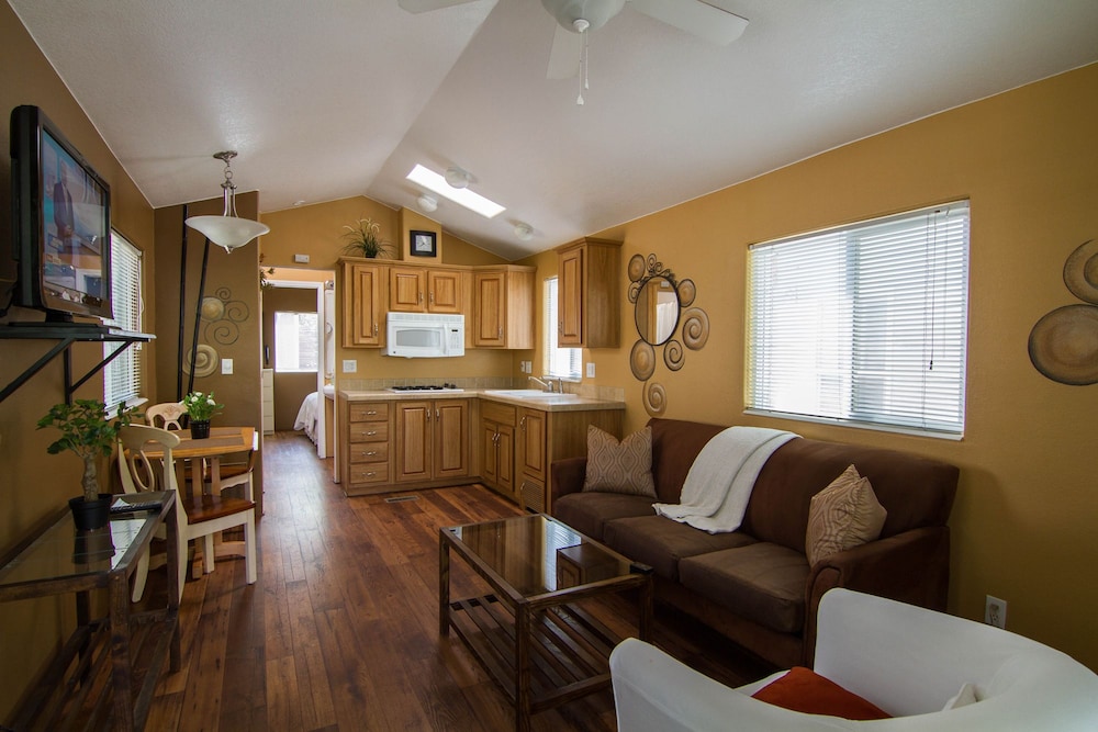 Arden Acres Executive Suites and Cottages - photo 20