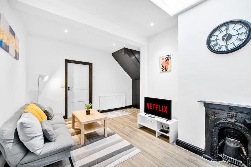 Modern Duplex Apartment Located Near City Centre With Free Parking Wi Fi & Netflix By Ai Estate Group