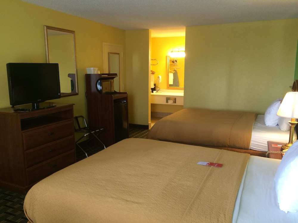 Econo Lodge Douglas - photo 9
