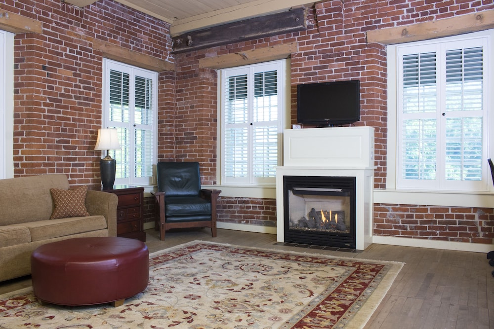 The Common Man Inn & Restaurant - photo 40