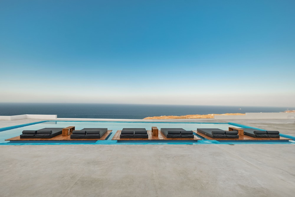 Oyster Luxury Suites — 4-Star Luxury Hotel in Fira, Greece