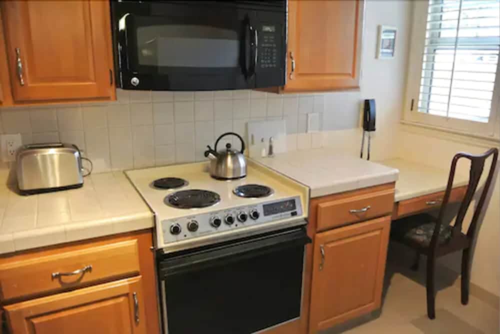 Cow Hollow Inn & Suites - photo 22
