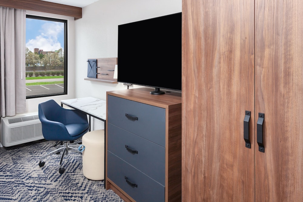 Candlewood Suites Columbus North - photo 27