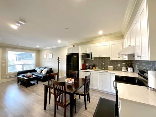 New two bedroom legal suite with parking — 4-Star Luxury Hotel in White Rock, Canada