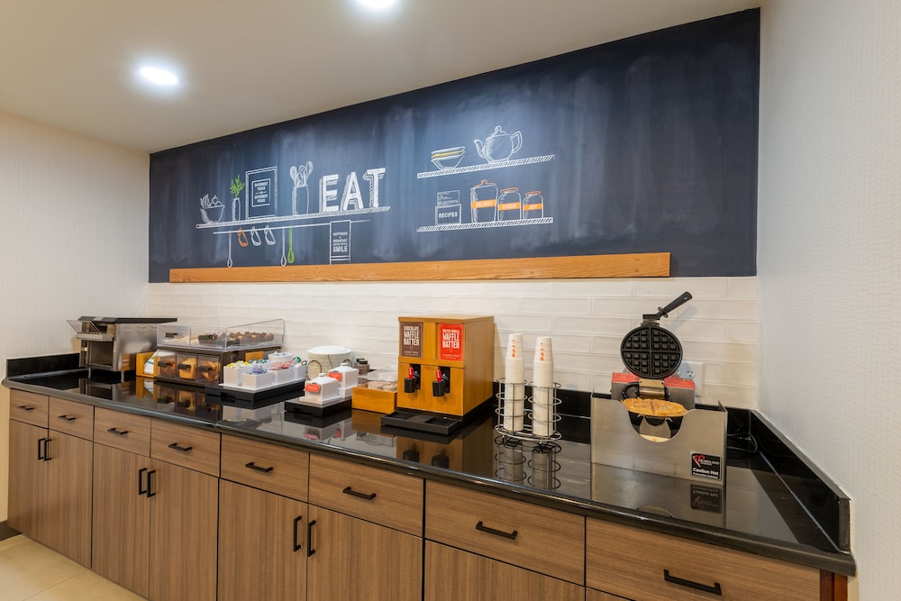 Hampton Inn Belle Vernon - photo 32