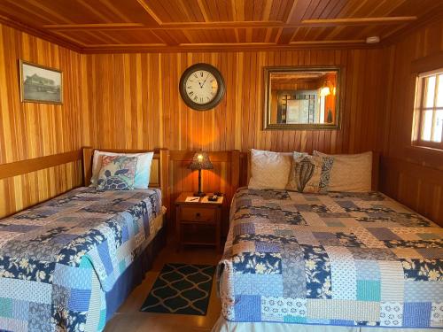 Whistling Winds Motel - photo 15