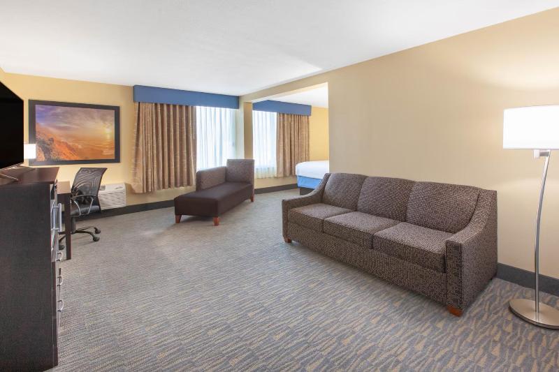 Days Inn & Suites Grand Rapids Near Downtown - photo 12