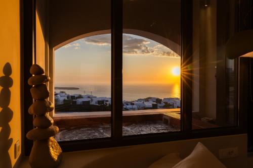 Niabelon Suites — 4-Star Luxury Hotel in Oia, Greece