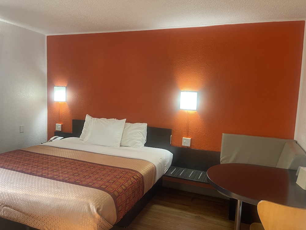 Regal 8 Inn & Suites - photo 7