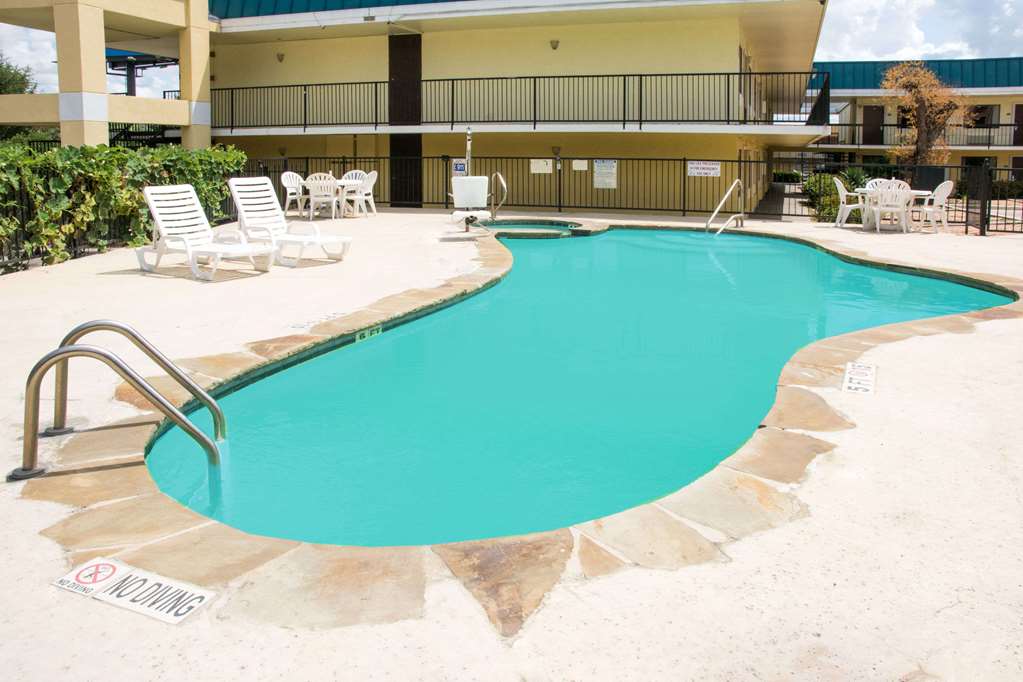 Days Inn by Wyndham Central San Antonio NW Medical Center - photo 6