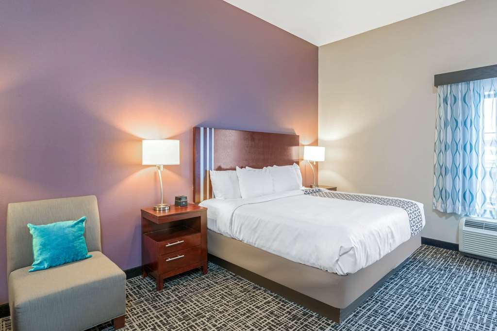 La Quinta Inn & Suites by Wyndham Oklahoma City Yukon - photo 18