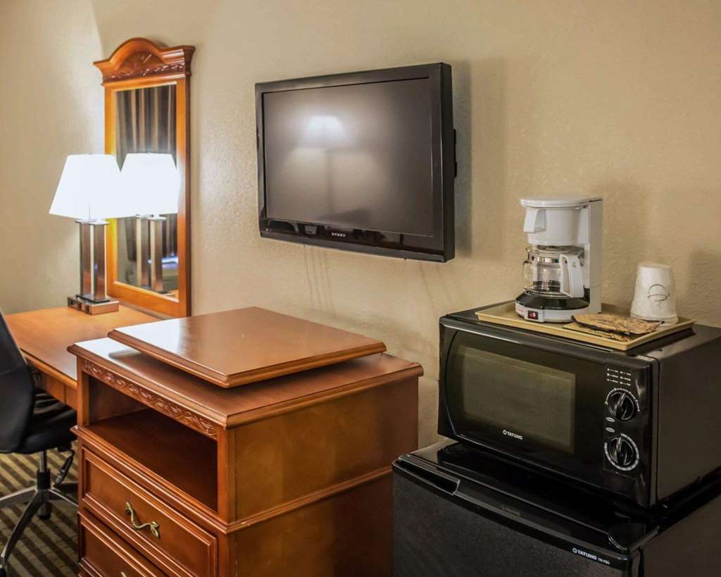 Econo Lodge Panama City St. Andrews - photo 11