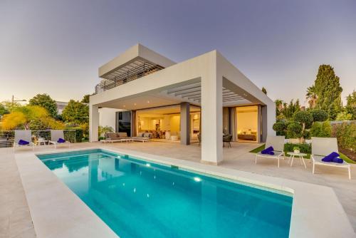 Vacation Marbella I Villa Schumacher New Built Sea View Luxury Private Pool — 4-Star Luxury Hotel in Estepona, Spain