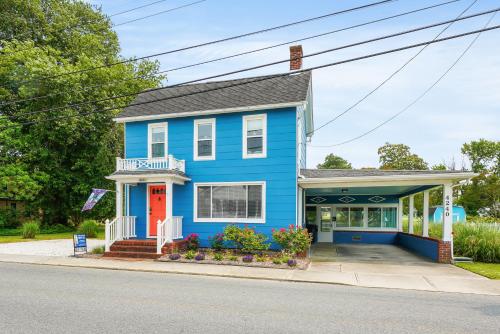 A ‘Teague of Our Own Pet friendly & In town in Chincoteague, United States