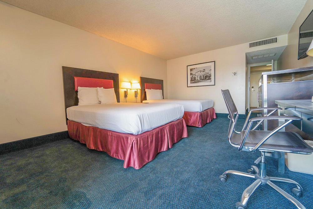 Royal Plaza Inn Indio - photo 47