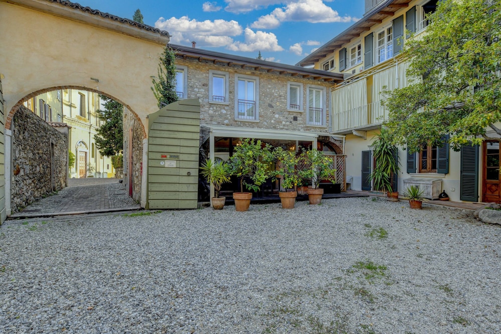 Barchi Resort Apartments & Suites — hotel in San Felice Del Benaco