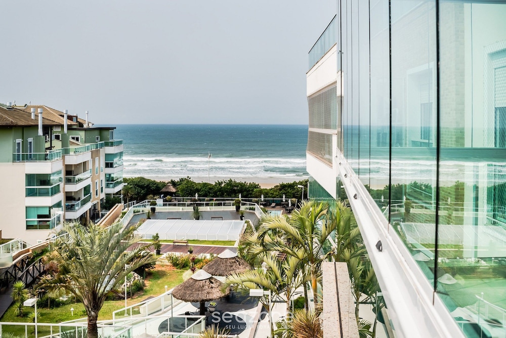 Aptos em Condo com Piscina e Beira Mar Floripa ASR — 4-Star Luxury Hotel in Florianopolis, Brasil