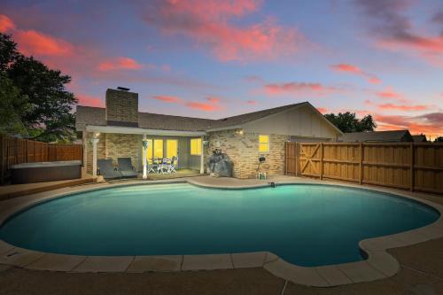 Modern & Chic 4Bd 2Ba Pool Hot Tub Bbq Grill in Carrollton, United States