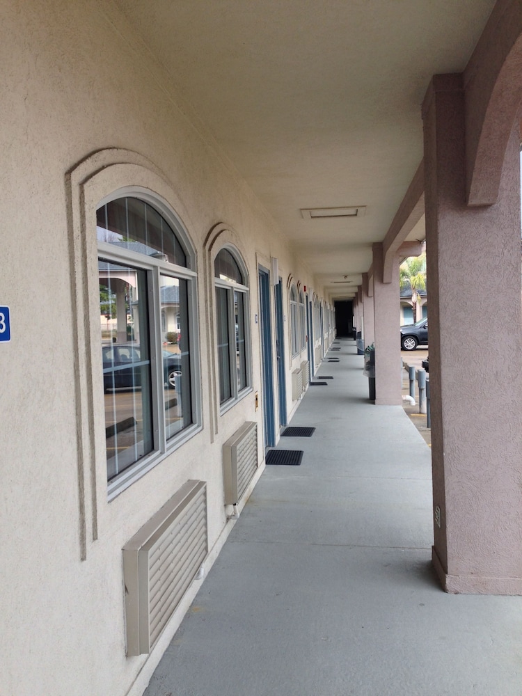 Camelot Inn & Suites Highway 290 NW Freeway - photo 28