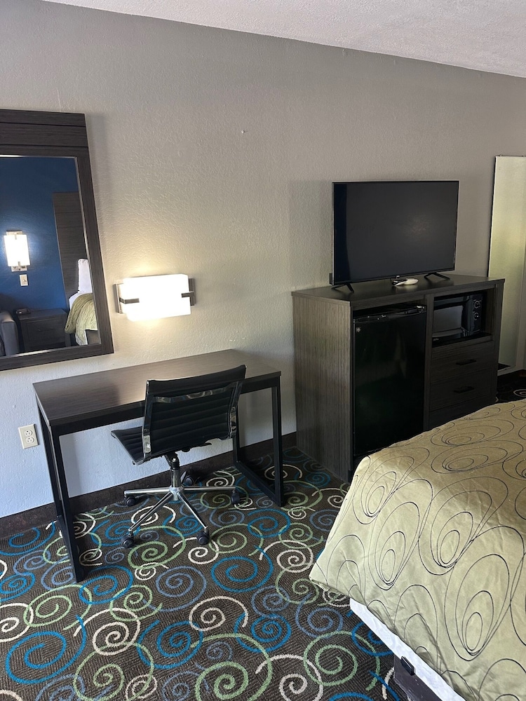 Clairmont Inn & Suites Warren - photo 28
