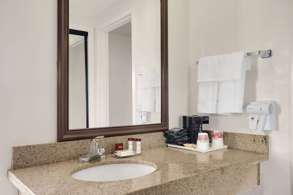 Ramada by Wyndham Torrance - photo 11