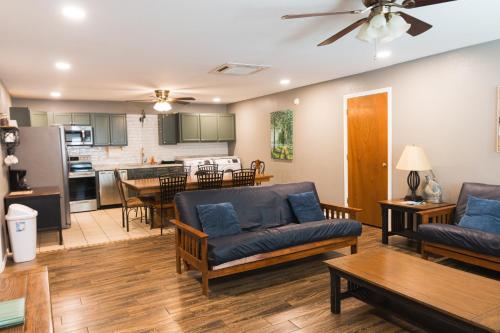 Lakeview Main Room 19 — hotel in Mead