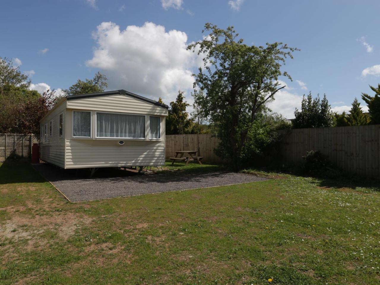 The Coop Family Friendly Caravan Near Glastonbury & Street — hotel in Somerton