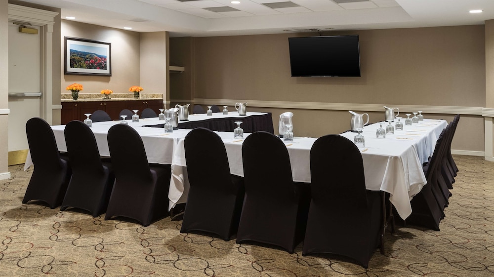 DoubleTree Suites by Hilton Hotel Cincinnati Blue Ash - photo 39