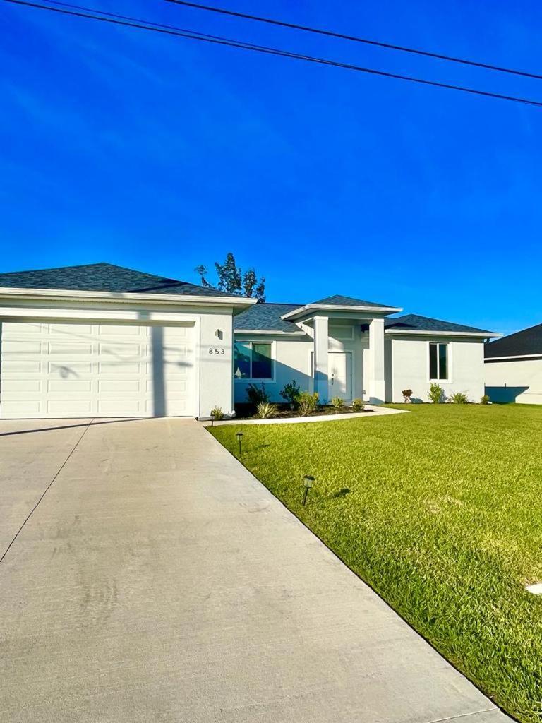 New House with Canal View in Cape Coral — 4-Star Luxury Hotel in Cape Coral, United States