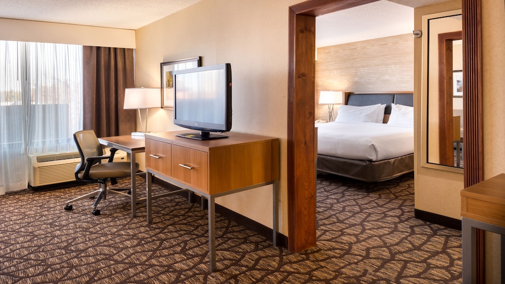 Holiday Inn Hotel & Suites Warren by IHG - photo 17