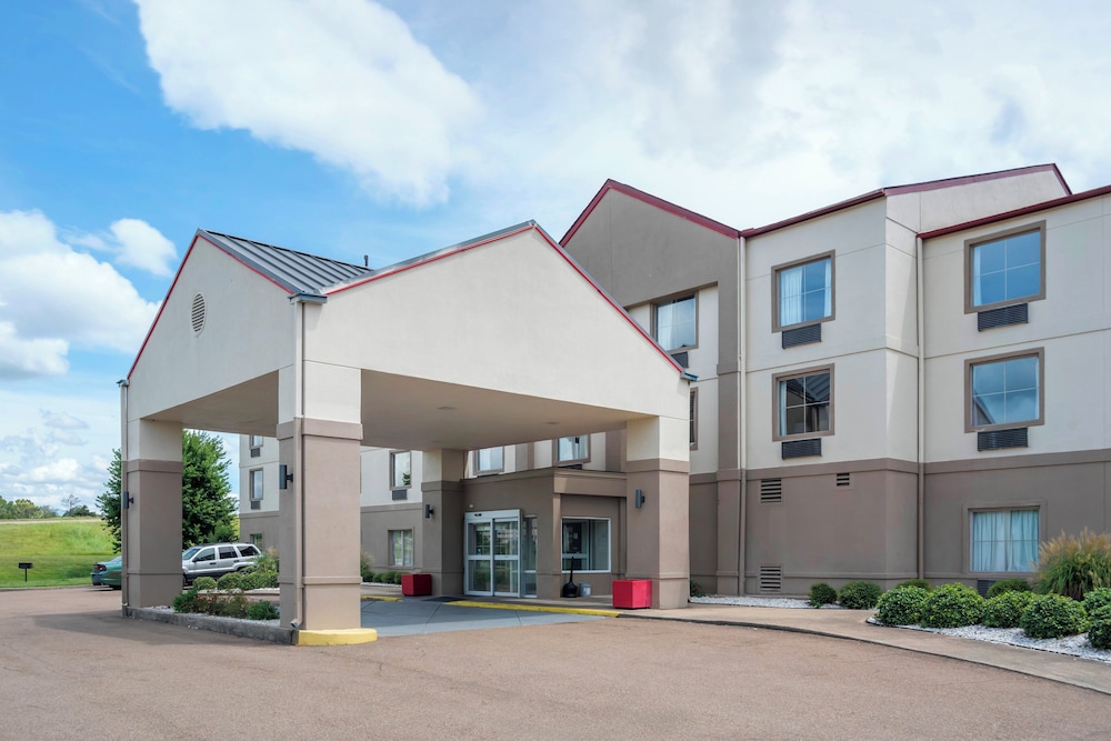 Red Roof PLUS & Suites Vicksburg - photo 33