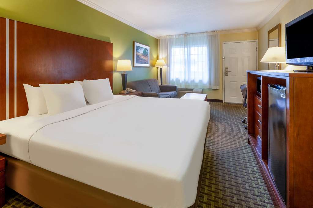 Days Inn by Wyndham Austintown - photo 21